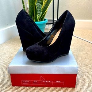 Breckelle’s Black Suede Wedges Women’s Heels Size 7